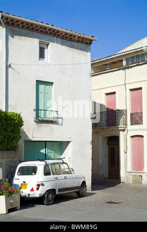 Voiture Renault 4 dans le village de Fleury d'Aude en France Banque D'Images