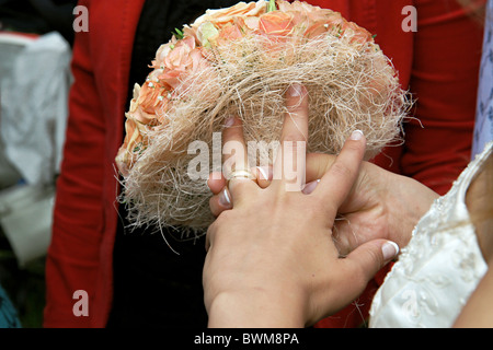 Anneau sur le doigt de mariée heureux et excité. Banque D'Images