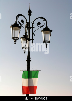 Drapeau Italie Europe Rue lanterne lampe lumière ciel Banque D'Images