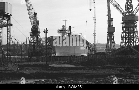 Le porte-avions HMS Ark Royal vu sur les stocks à Swan Hunters Wallsend shipyard. North East England UK Banque D'Images