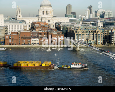 Remorqueur Londres déménagement barges plein de conteneurs de déchets compressés Banque D'Images