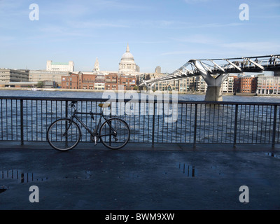 Le Millenium Bridge de Jubilee passerelle sur la rive Sud avec la cathédrale St Paul et toits de Londres en arrière-plan Banque D'Images