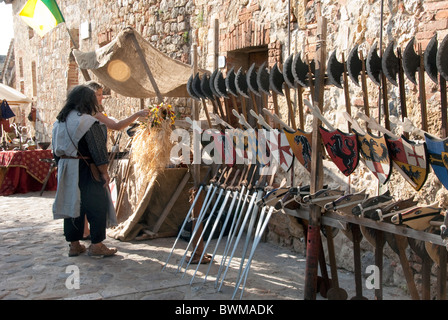 Une rangée de boucliers et épées en bois à une fête médiévale, Monteriggioni, province de Sienne, Toscane Italie Banque D'Images
