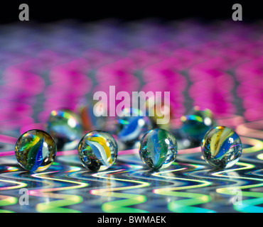 Billes billes de verre sphère des boules de lumière lumière jouer la transparence réflexions lumineuses Projet de plan détail Banque D'Images