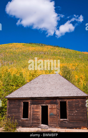 Cabine de l'exploitation minière et la couleur de l'automne sur le San Juan Skyway (route 550), Uncompahgre National Forest, Colorado Banque D'Images