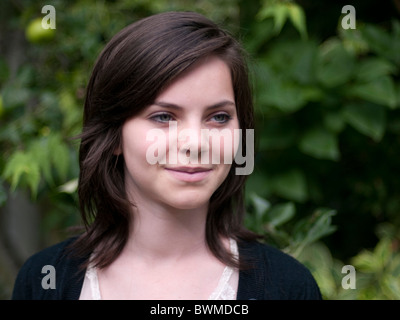 Portrait de jeune fille de treize ans après coupe Banque D'Images