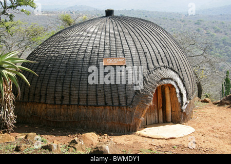 Style traditionnel Zulu Hut, Shakaland, Vallée Nkwalini, Kwazulu Natal, Afrique du Sud. Banque D'Images