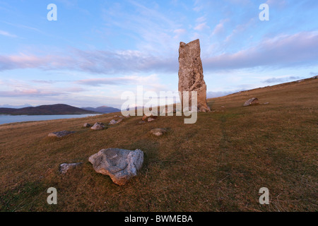 Lumière du soir d'or brille sur Macleod's standing stone sur l'île de Harris Banque D'Images