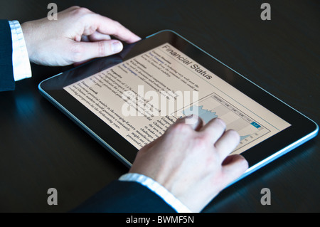 Affichage de l'ordinateur tablette moderne tableau de stock et de l'entreprise avec l'information touchant l'affichage main de femme Banque D'Images