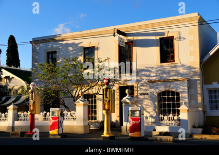 Station essence sur la rue de Matjiesfontein, Afrique du Sud. Banque D'Images