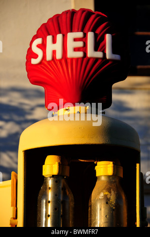 Royal Dutch Shell Shell logo sur le haut d'une pompe à essence d'époque. Matjiesfontein, Afrique du Sud. Banque D'Images