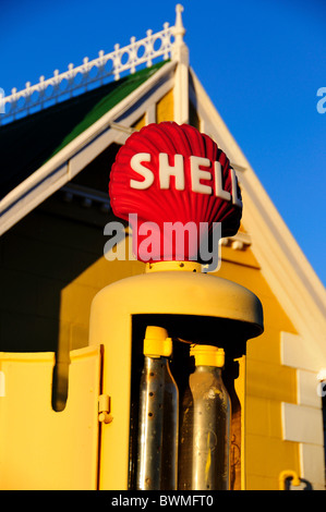 Vintage Royal Dutch Shell pompe à essence. Matjiesfontein, Afrique du Sud. Banque D'Images