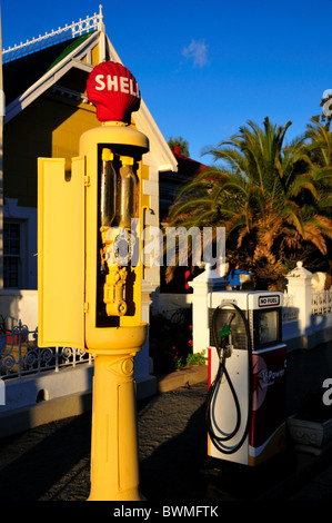 Vintage Royal Dutch Shell pompe à essence. Matjiesfontein, Afrique du Sud. Banque D'Images