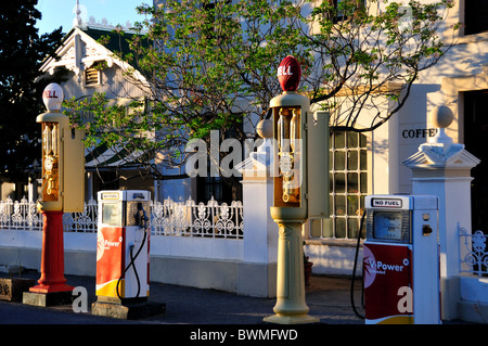 Royal Dutch Shell station service avec pompes à essence vintage sur la rue de Matjiesfontein, Afrique du Sud. Banque D'Images