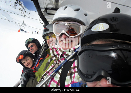 Family skiing holiday, looking out from the chair lift, Ischgl, Austria Banque D'Images
