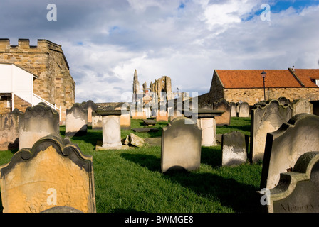 L'Abbaye de Whitby, Yorkshire, Angleterre, éclairé par le soleil du soir. Définition de premiers chapitres de Dracula de Bram Stoker. Banque D'Images