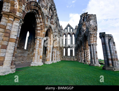 La nef de l'abbaye de Whitby en ruine, Yorkshire, Angleterre. Définition de premiers chapitres de Dracula de Bram Stoker. Banque D'Images