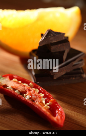 Tranche d'orange avec cut chili en morceaux de chocolat noir Banque D'Images
