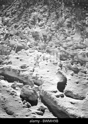Vue détaillée d'une petite avalanche / neige claque dans les Alpes à proximité de la Pragser Wildsee (it. : Lago di Braies), le Tyrol du Sud, Italie Banque D'Images