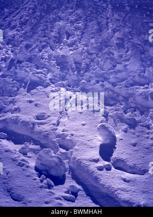 Vue détaillée d'une petite avalanche / neige claque dans les Alpes à proximité de la Pragser Wildsee (it. : Lago di Braies), le Tyrol du Sud, Italie Banque D'Images