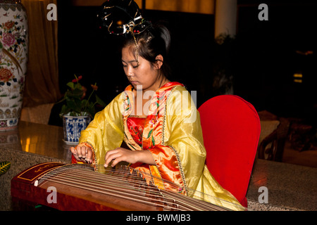 Femme chinoise jouant un instrument de musique à cordes, Xi'an, Chine Banque D'Images