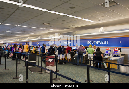 Southwest Airlines l'arrivée d'un bureau à l'Aéroport International d'Orlando, Floride, USA Banque D'Images