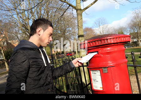 Un jeune homme de l'affichage des lettres dans une ville du Royaume-Uni. Banque D'Images