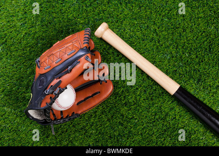 Photo d'un gant de baseball bat and ball on grass Banque D'Images