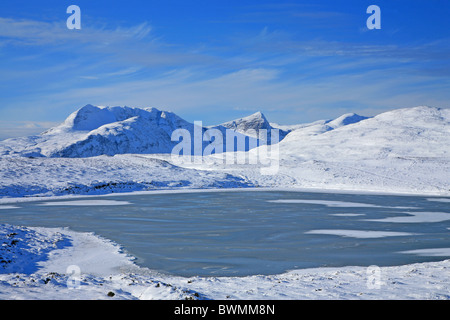 UK Ecosse Highland Wester Ross-shire de l'hiver et la montagne de Ben Plus de Coigach a Highland Lochan Banque D'Images