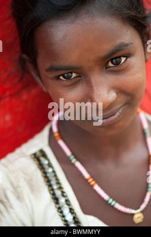 Smiling happy village indien des castes inférieures girl daydreaming. L'Andhra Pradesh, Inde. Selective focus Banque D'Images