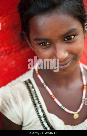 Smiling happy village indien des castes inférieures girl daydreaming. L'Andhra Pradesh, Inde. Selective focus Banque D'Images