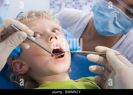 Photo de petit garçon ayant bouche checkup dans une clinique dentaire Banque D'Images