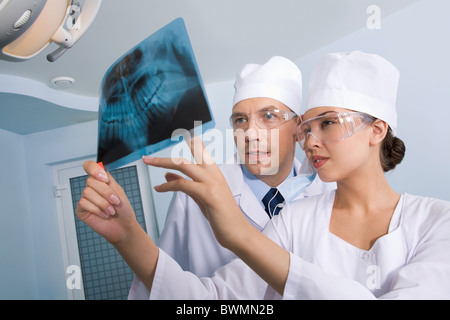 Image de jeune femme avec dentiste montrant son x-ray photography Banque D'Images