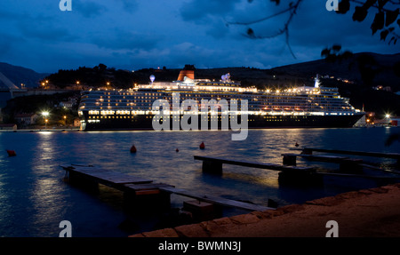 La 'Queen Elizabeth' accosté dans la rivière à Dubrovnik, en Croatie dans la nuit près du pont de Tudjman Banque D'Images