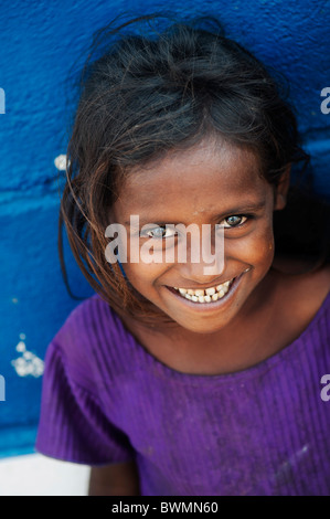 Heureux jeunes pauvres caste inférieure Indian street girl smiling. L'Andhra Pradesh, Inde. Selective focus Banque D'Images