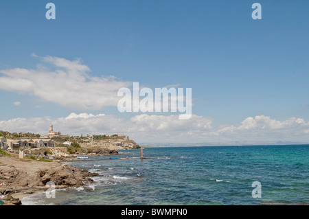 L'Italie, à l'Est de la Sicile, Porto Palo, Syracuse, vue sur le village de la ligne de côte en arrière-plan Tafuri château et l'ancien bâtiment pièges Banque D'Images