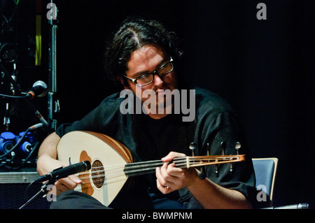 Francesco Turrisi avec l'ensemble Tarab, Belfast, 25/11/2010 Banque D'Images