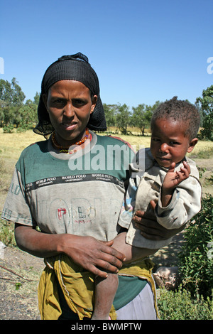 Tribu Alaba Woman Holding Baby pris c Kulito, Ethiopie Banque D'Images