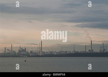 Avis de Southampton avec de l'eau et des raffineries de pétrole pétrochimique de Fawley, Hampshire, Royaume-Uni Banque D'Images