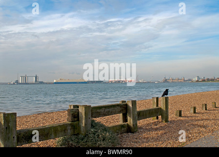 Vue sur les quais de Southampton sur l'eau et de la plage Banque D'Images