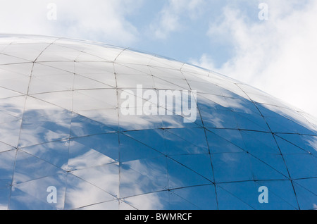 En raison des nuages d'argent au globe géant Cité des sciences, Paris France Banque D'Images