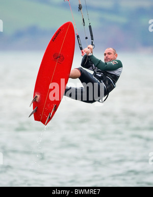 Le kitesurf sur l'estuaire de la rivière Exe, Exmouth, Devon, England, UK Banque D'Images