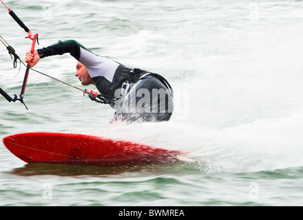 Le kitesurf sur l'estuaire de la rivière Exe, Exmouth, Devon, England, UK Banque D'Images