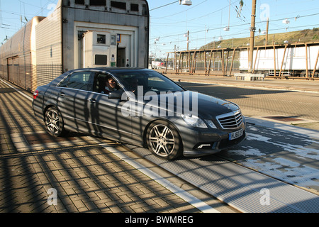 Embarquement en train Mercedes Eurotunnel Folkestone Banque D'Images