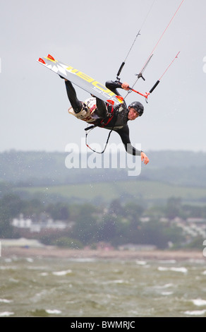 Le kitesurf sur l'estuaire de la rivière Exe, Exmouth, Devon, England, UK Banque D'Images