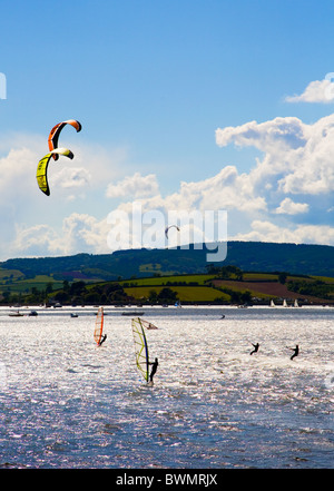 Le kitesurf sur l'estuaire de la rivière Exe, Exmouth, Devon, England, UK Banque D'Images