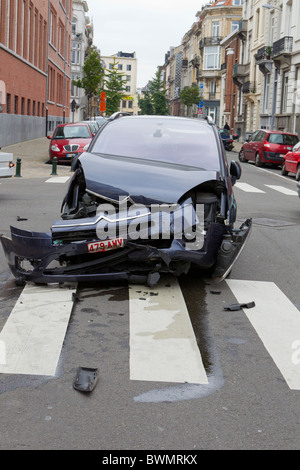 Location de véhicule à moteur en panne panne citroen prang smash collision accident accrochage passage pour piétons rue de jonction au niveau r Banque D'Images