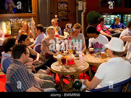 Des cocktails en soirée Banque D'Images