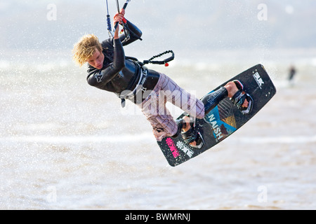 Le kitesurf sur l'estuaire de la rivière Exe, Exmouth, Devon, England, UK Banque D'Images