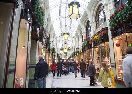 Norwich Norfolk Angleterre UK Clients dans la Royal Arcade couverte de verre historique ouvert en 1899 Banque D'Images